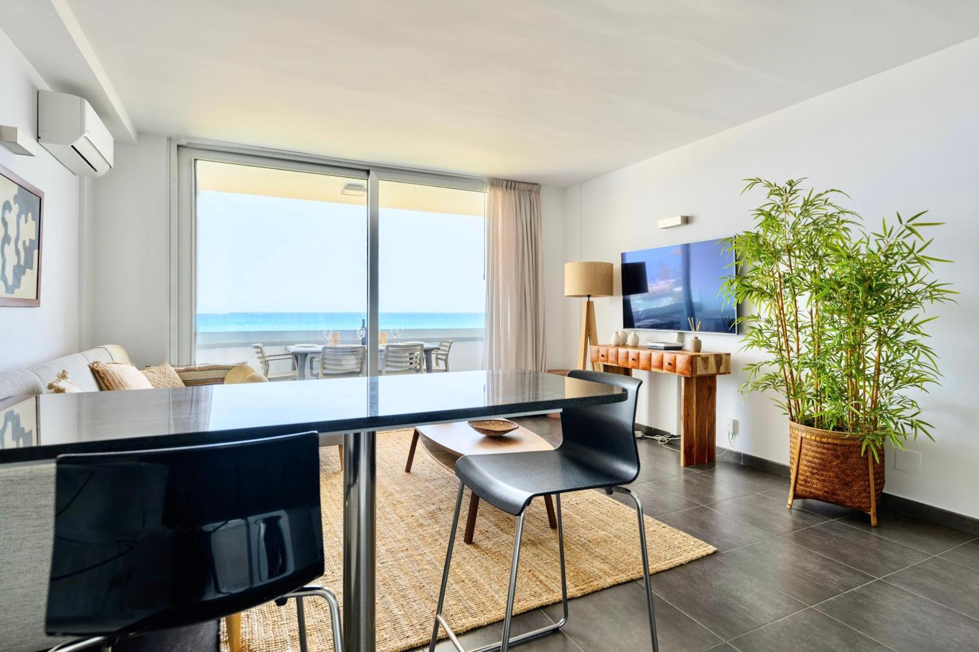 Charming 2 Bedroom Retreat With Beachfront Views Appartement *
