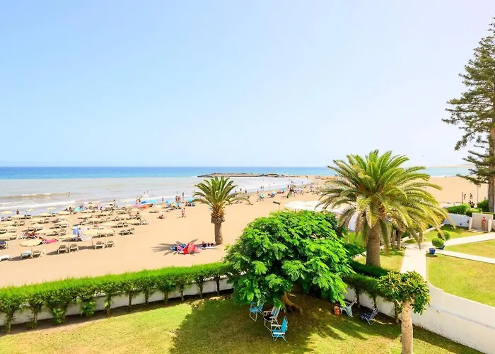 Charming 2 Bedroom Retreat With Beachfront Views