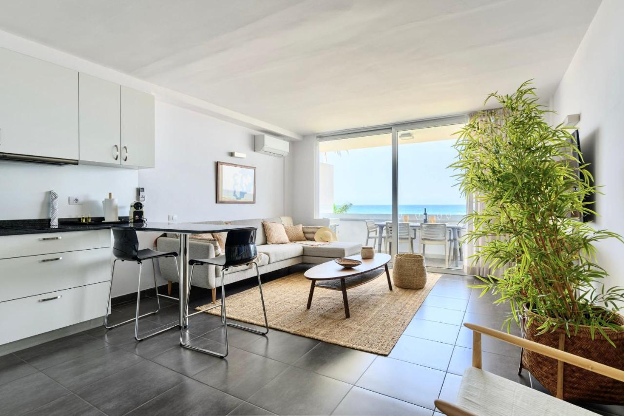 Charming 2 Bedroom Retreat With Beachfront Views Apartment
